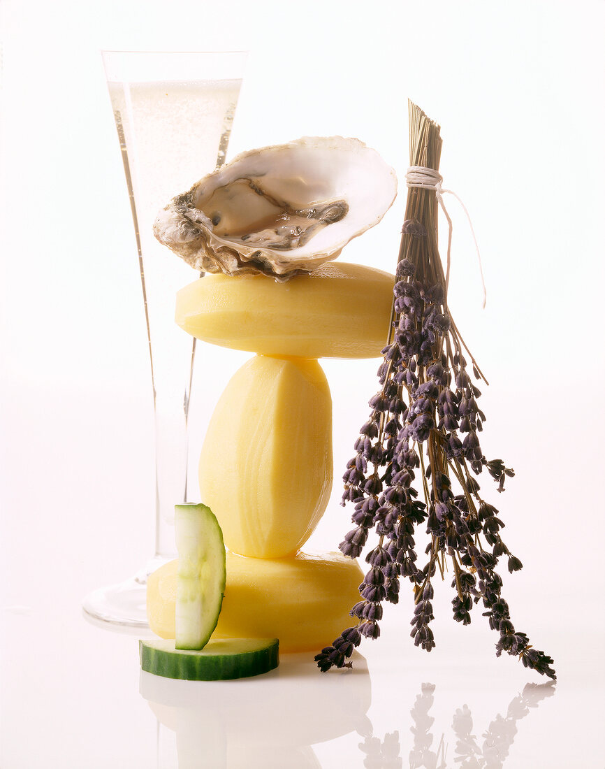 Geschälte Kartoffeln, Muschel, Gurke Bund Lavendel, Glas Mineralwasser