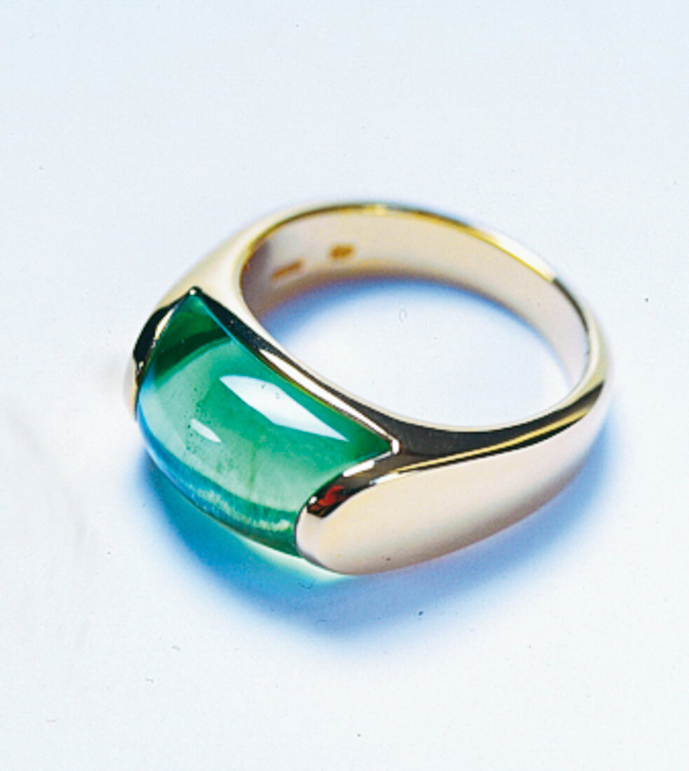 Goldener Ring mit grünem Stein. 
