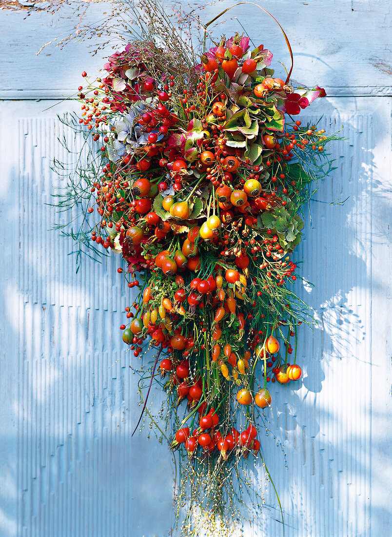 Gestecktes  Blumenarrangement aus Hagebutten