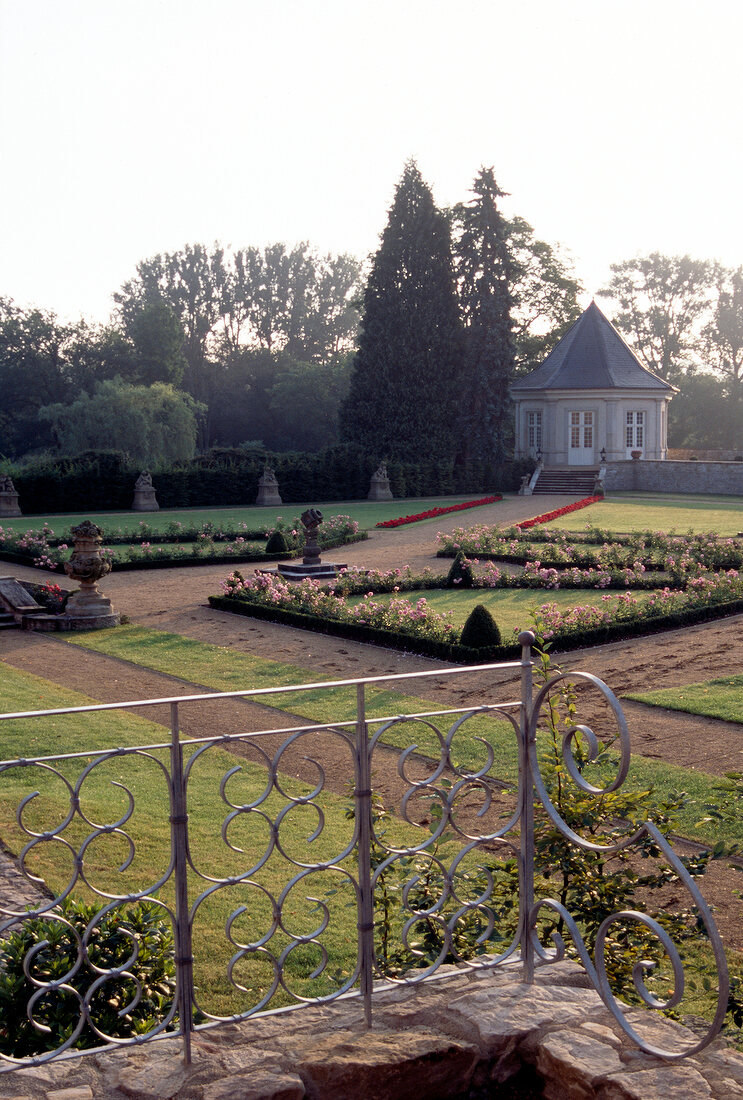 Blick auf den Pavillon im Garten des Schlosshotels.