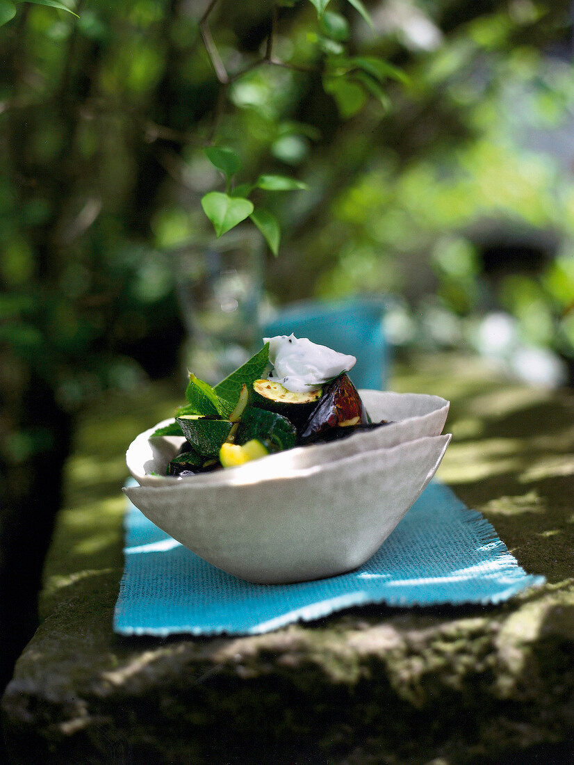 Gebratenes Gemüse mit Joghurt Dressing in weisser Schale