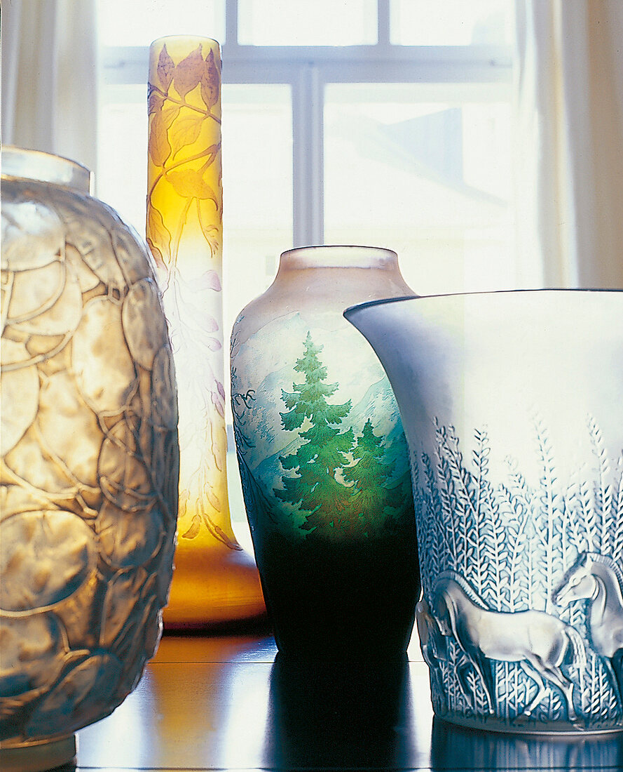 Vasen im Jugendstil v. Emile Gallée + René Lalique, verschiedene Farben
