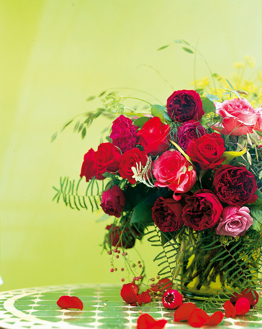 Großer Strauß mit roten und rosanen Rosen in einer grünen Vase