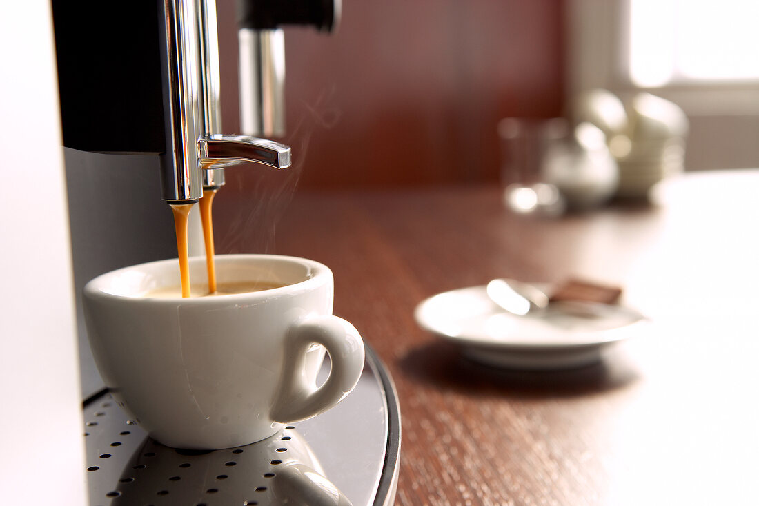 frisch zubereiteter Kaffee aus einer Kaffeemaschine, Kaffeeautomat