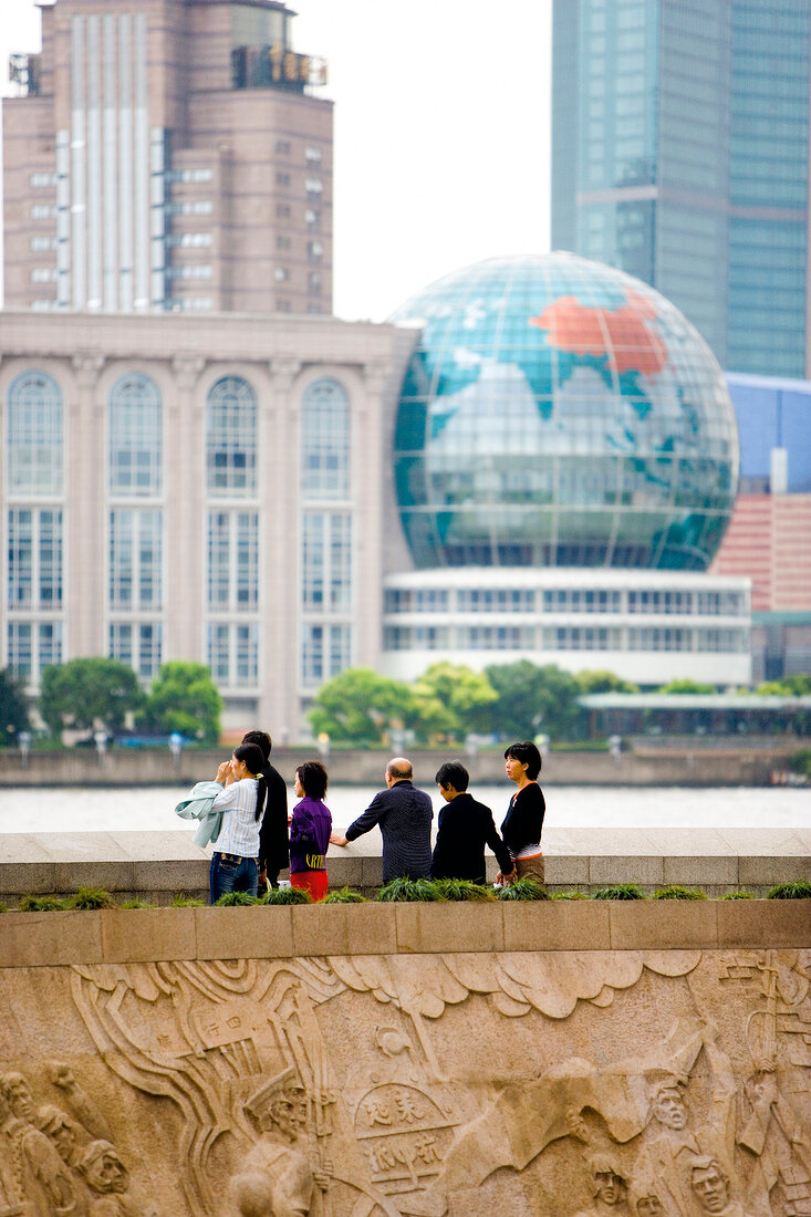 vor Pagode der Volkshelden, Huangpu Park schauen Touristen nach Pudong