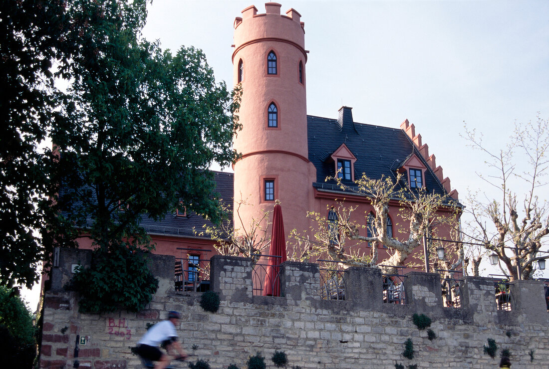 Hotel-Restaurant "Burg Crass" mit Steinmauer, im Rheingau, Eltville