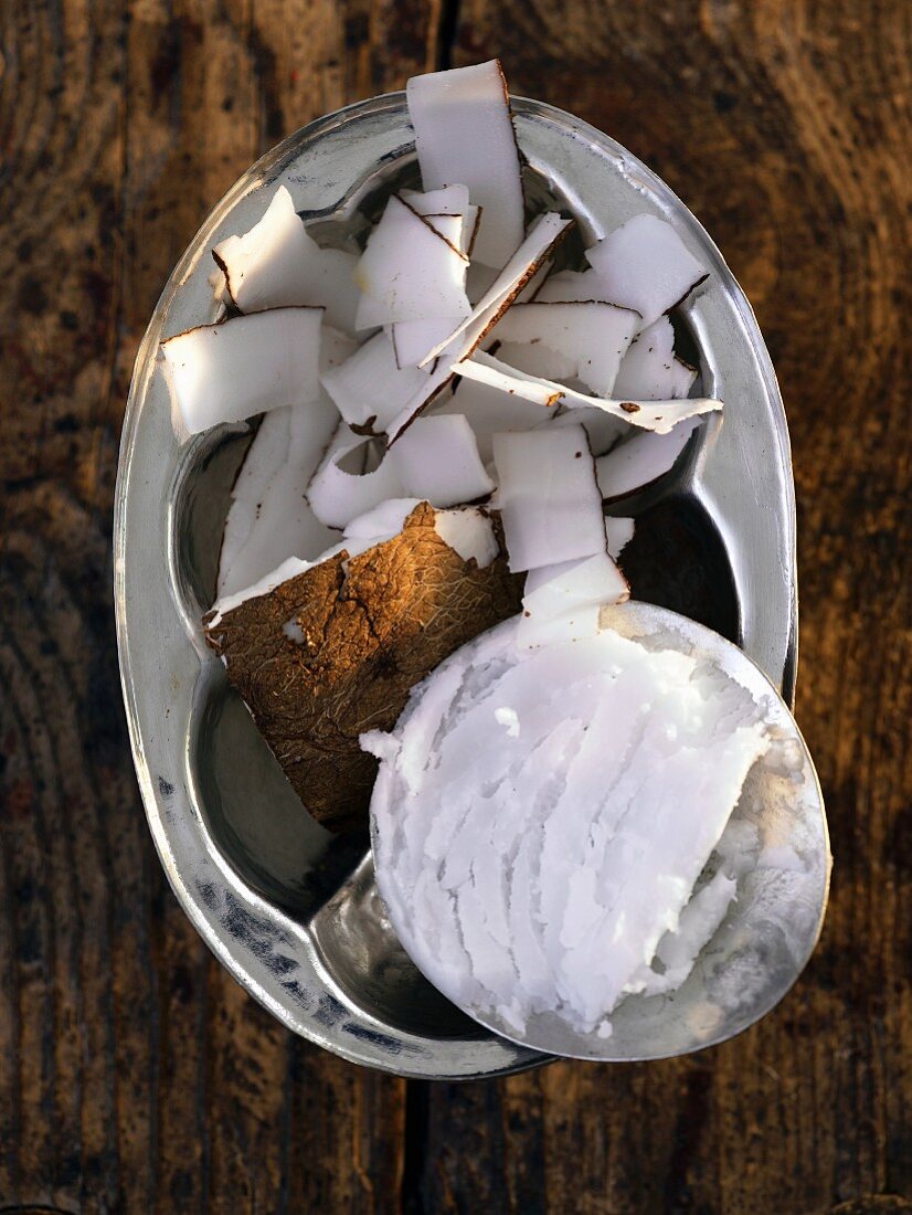 Coconut: shell, grated and pieces of flesh (seen from above)