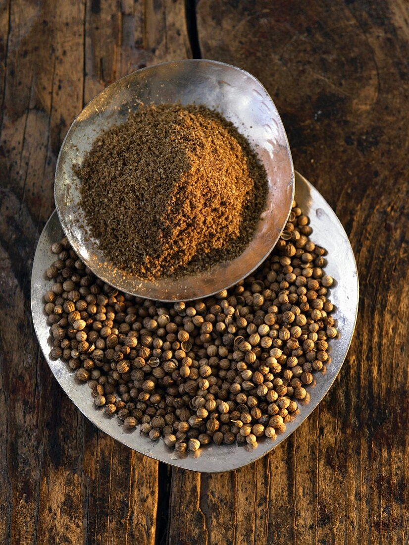 Coriander: powder and seeds on plates (seen from above)