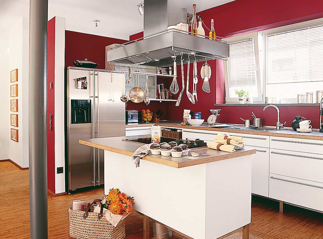 Moderne Küche in Rot-Weiß, Herd in der Mitte, Möbelfront weiß