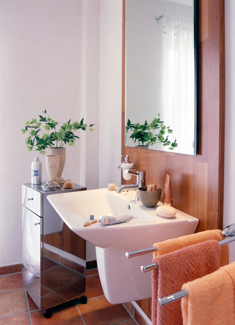 Badezimmer: Waschbecken, Fliesen aus Steingut und Holzpaneele
