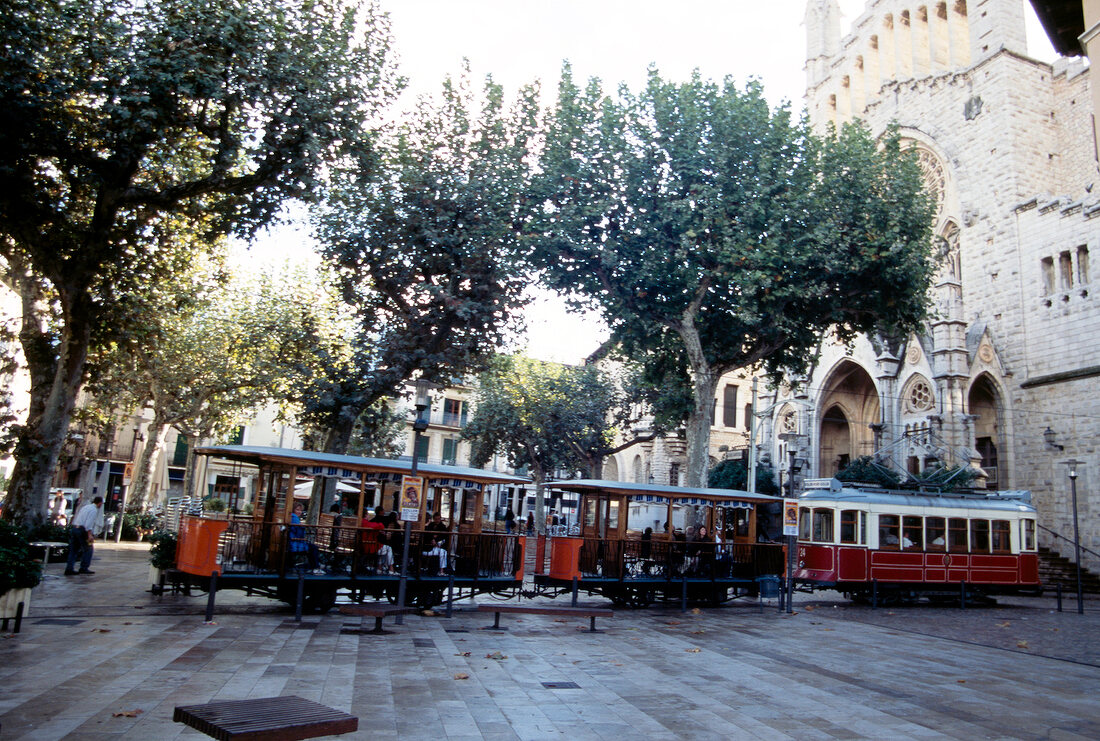 Straßenbahn auf den Straßen von Sóller auf Mallorca