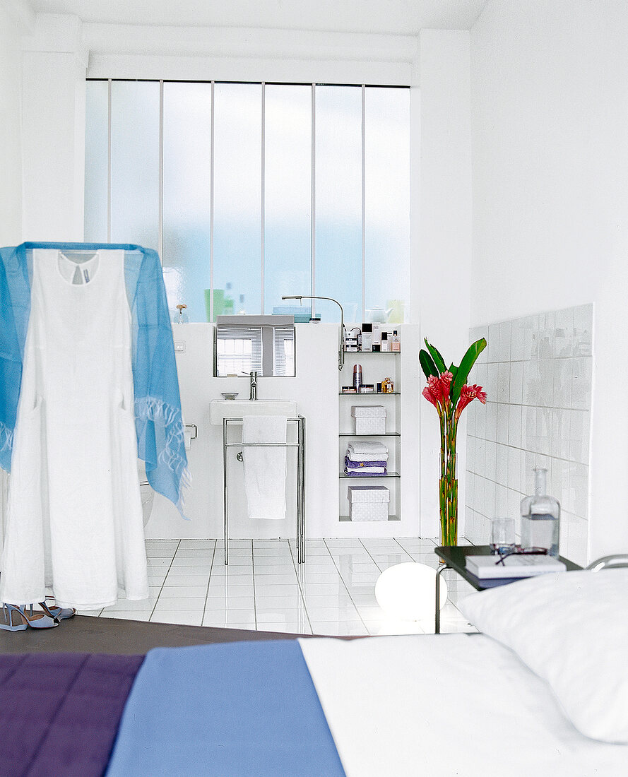 Badezimmer in Weiß, Wand halbhoch mit Nischen, Glaselemente matt