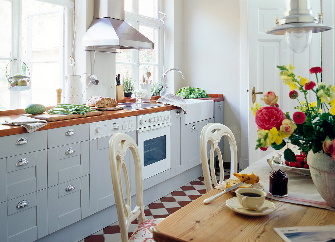 Küche im Landhausstil mit grauer Front. Frühstück gedeckt.