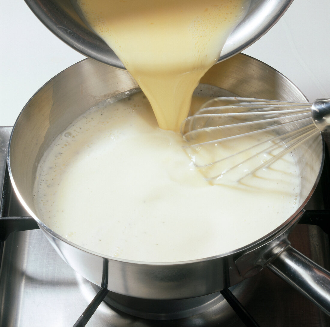 Desserts aus aller Welt, Creme in Topf mit kochender Milch gießen
