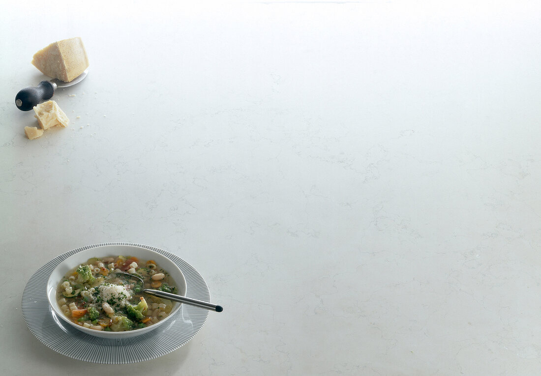 Teigwaren. Teller Minestrone und frischer Parmesan