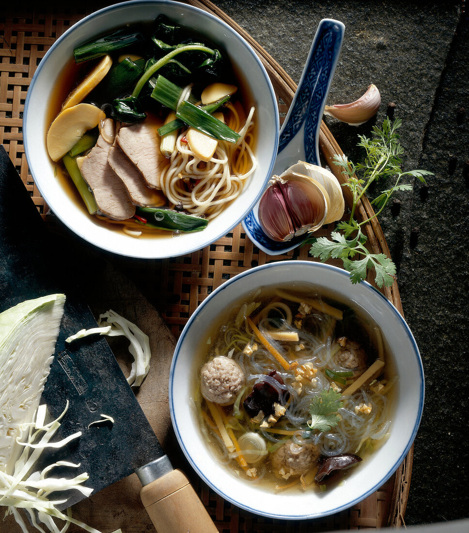 Teigwaren. Zwei Suppen: Eiernudelsuppe und Glasnudelsuppe