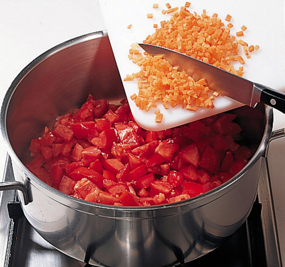 Teigwaren. Möhrenwürfel zu den Tomatenwürfeln in Topf geben, Step 2