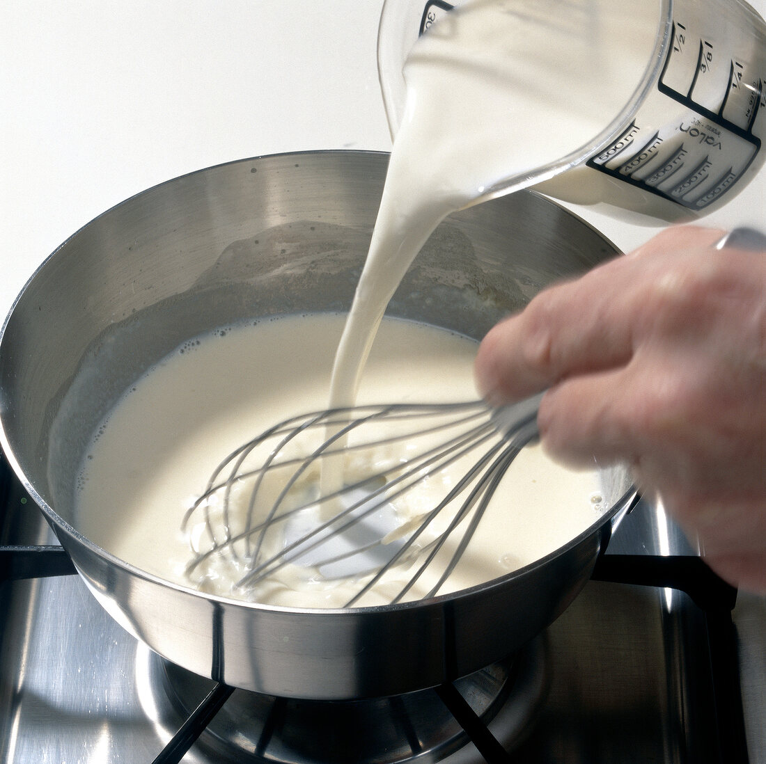 Teigwaren. Sauce Mornay: Milch zugeben, unter Rühren kochen, Step 2