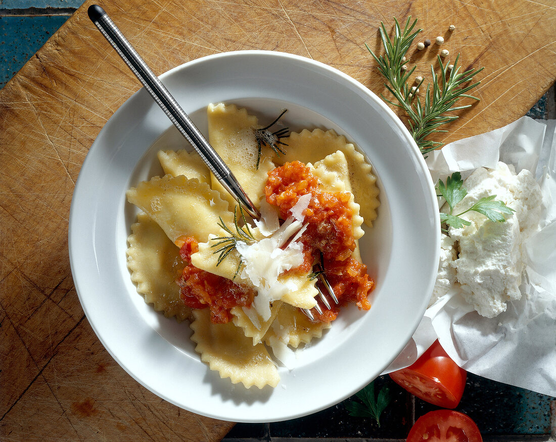 Tortelloni with ricotta and herbs on plate