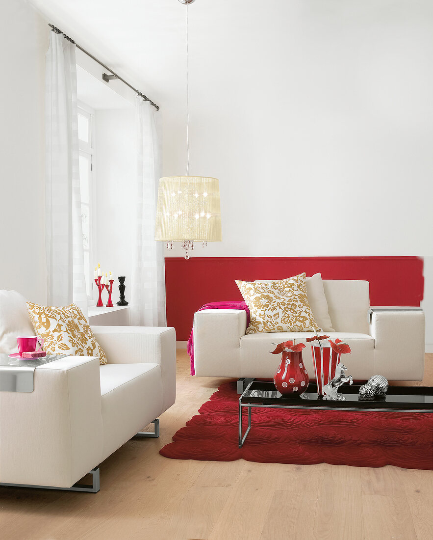 Wohnzimmer Wand in halb weiss/ rot, Sessel beige