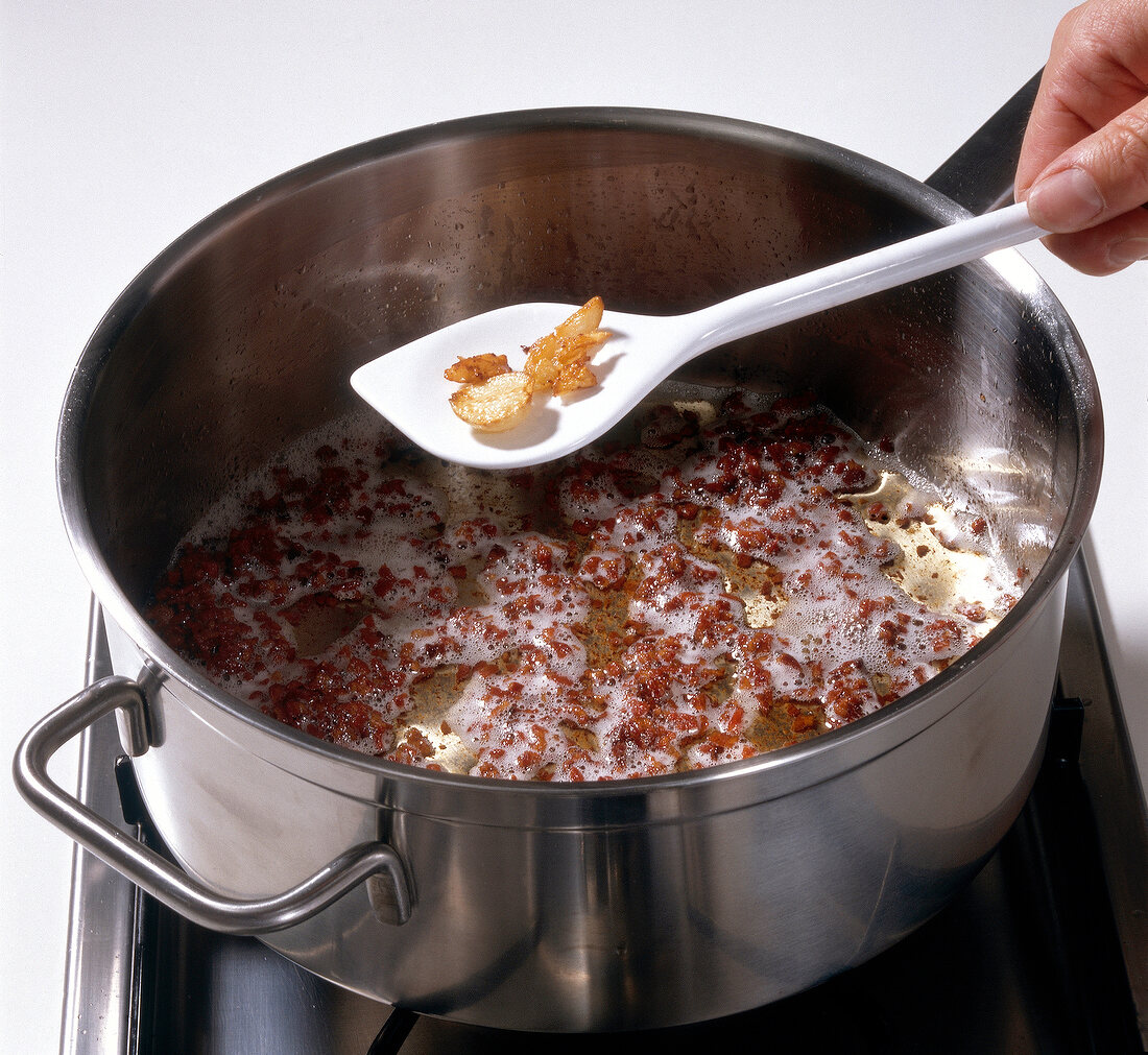 Spaghetti alla carbonara being cooked, step 1