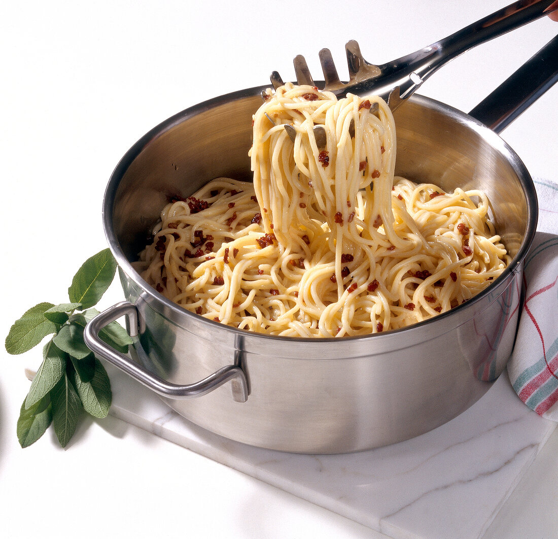 Spaghetti alla carbonara being prepared, step 3