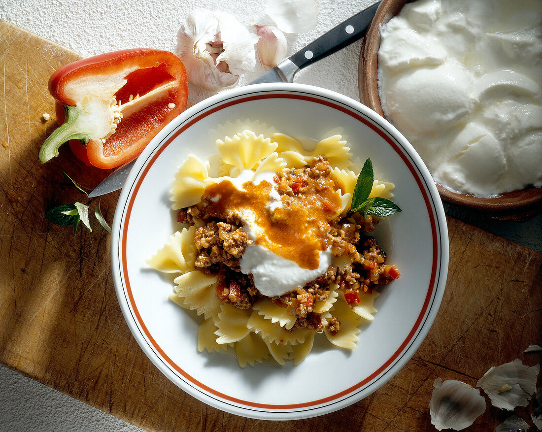 Teigwaren. Farfalle mit Fleischsauce und Joghurt