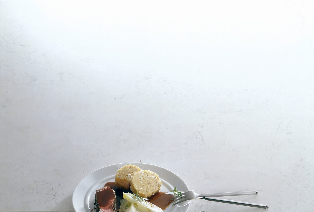 Teigwaren. Braten mit Sauce und Semmelknödeln