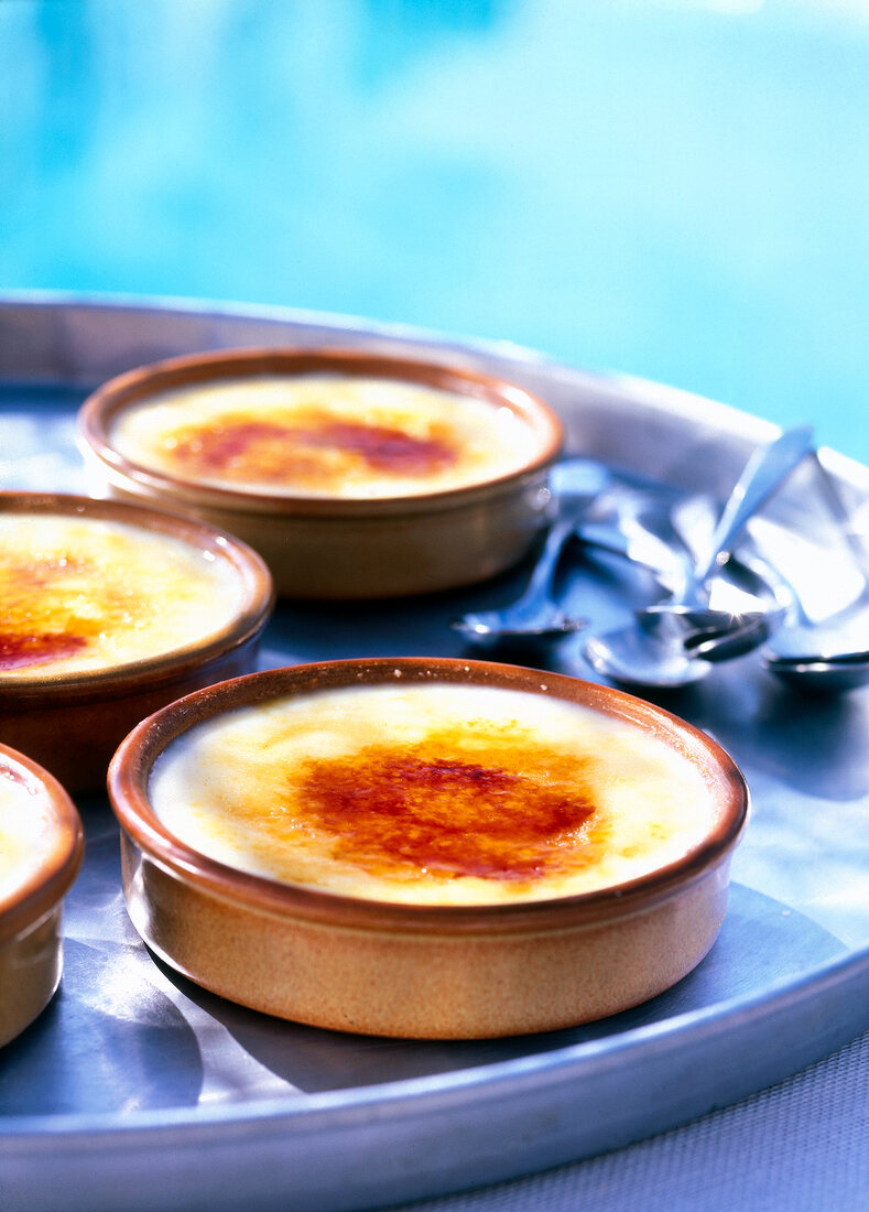 Crema Catalana mit Orange in kleinen Schalen