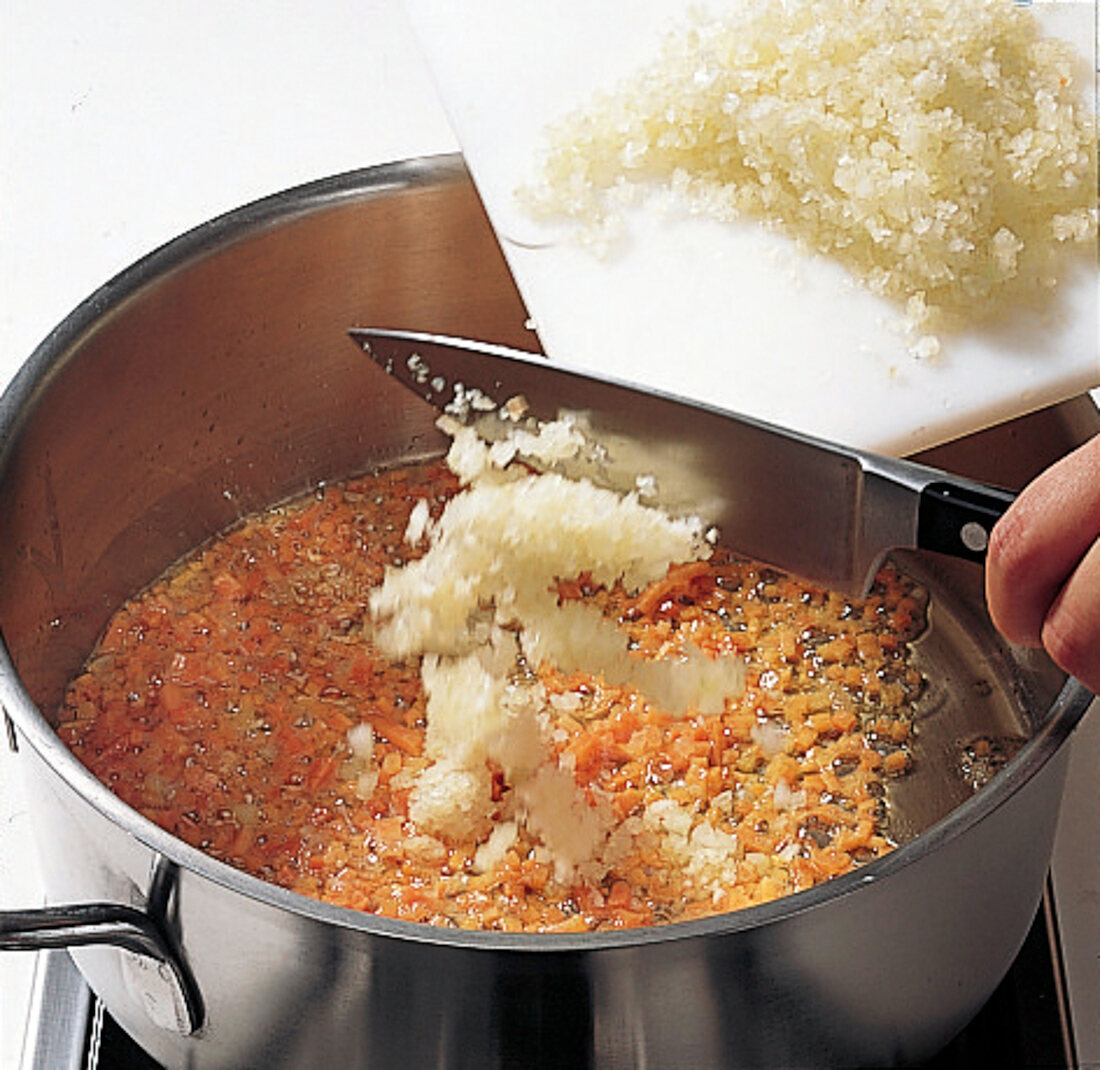 Teigwaren. Bologneser FleischSauce zubereiten: Step 1