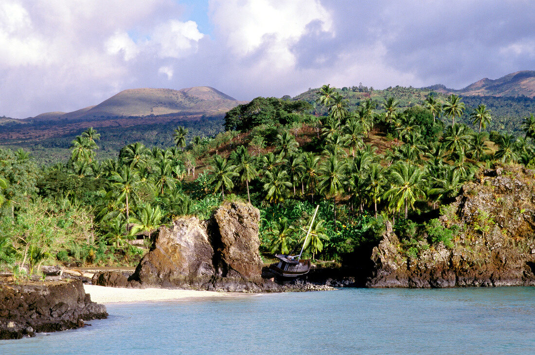 Idyllische Bucht an der Küste der Komoren, Palmen, Felsen, Strand