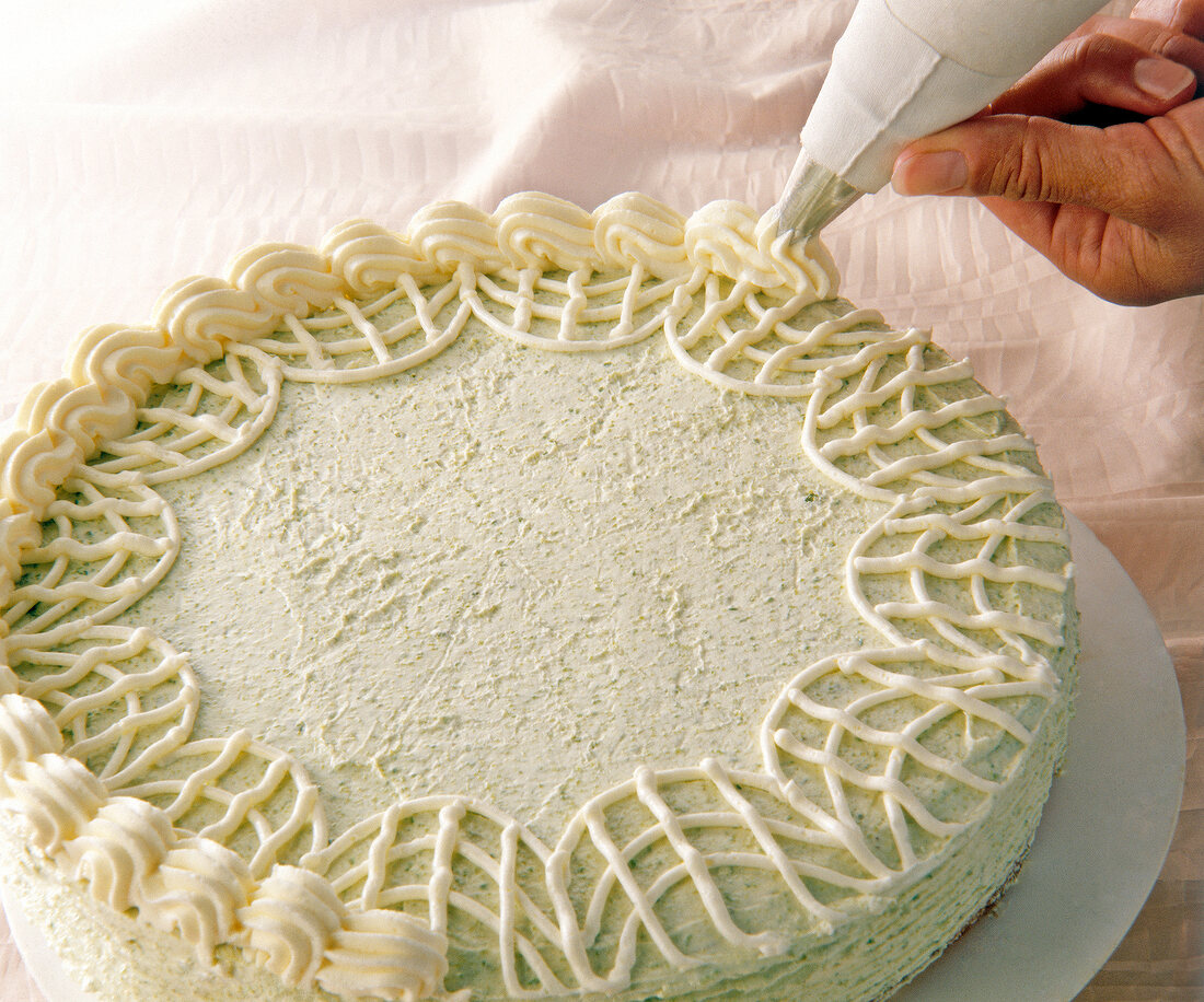 Torte mit Pistazien-Buttercreme, Step2: Wellenlinie auf Rand spritzen