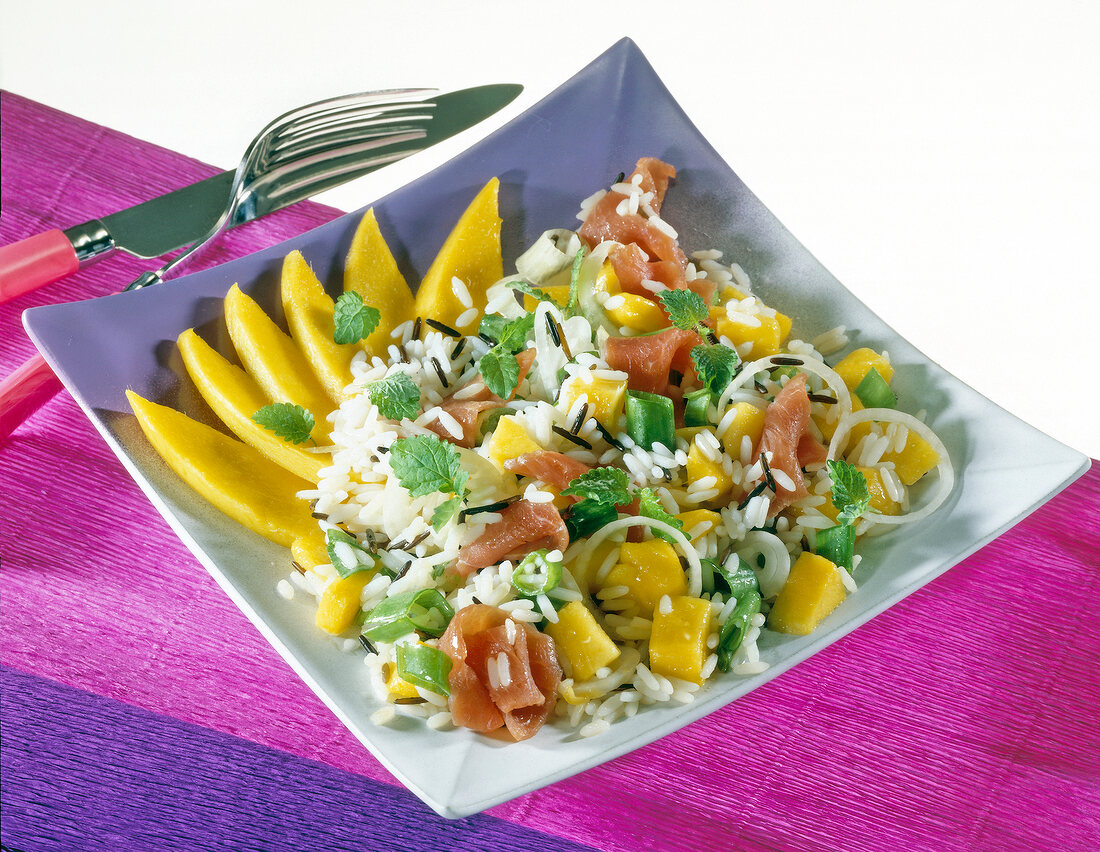 Reissalat mit Mango, Lauchzwiebeln und Schinken