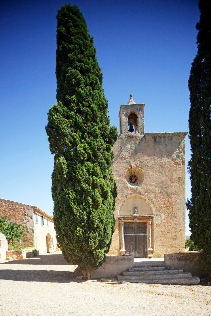 Außenansicht alte Gutskirche auf der Finca Aubocassa Mallorca, Spanien