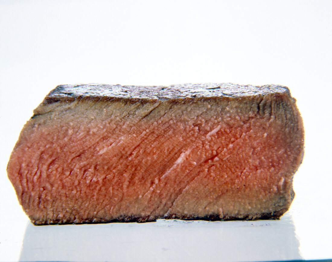 Steak halbrosa: innen durchgebraten, in der Mitte rosa Streifen.