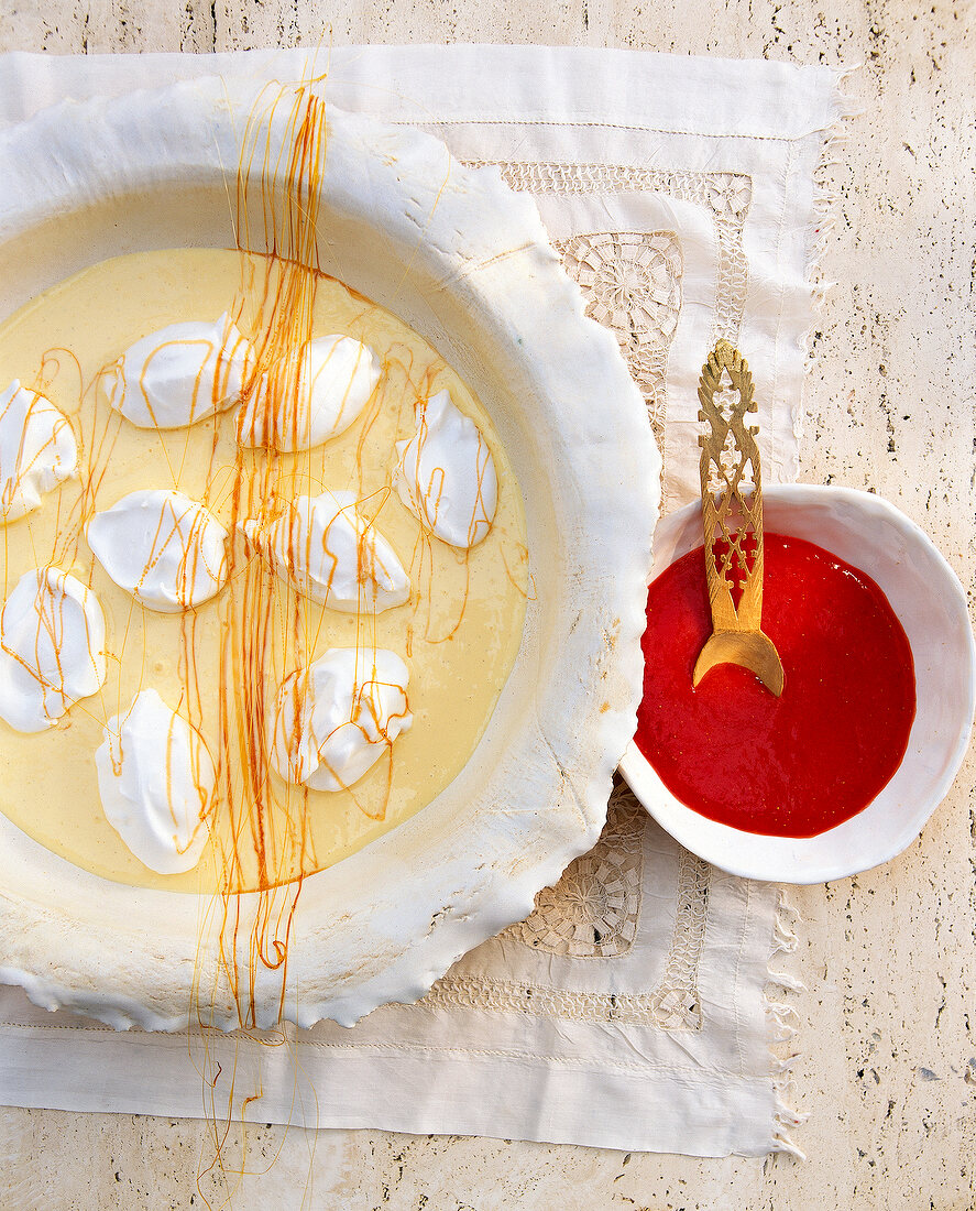 Sugar snow eggs in bowl