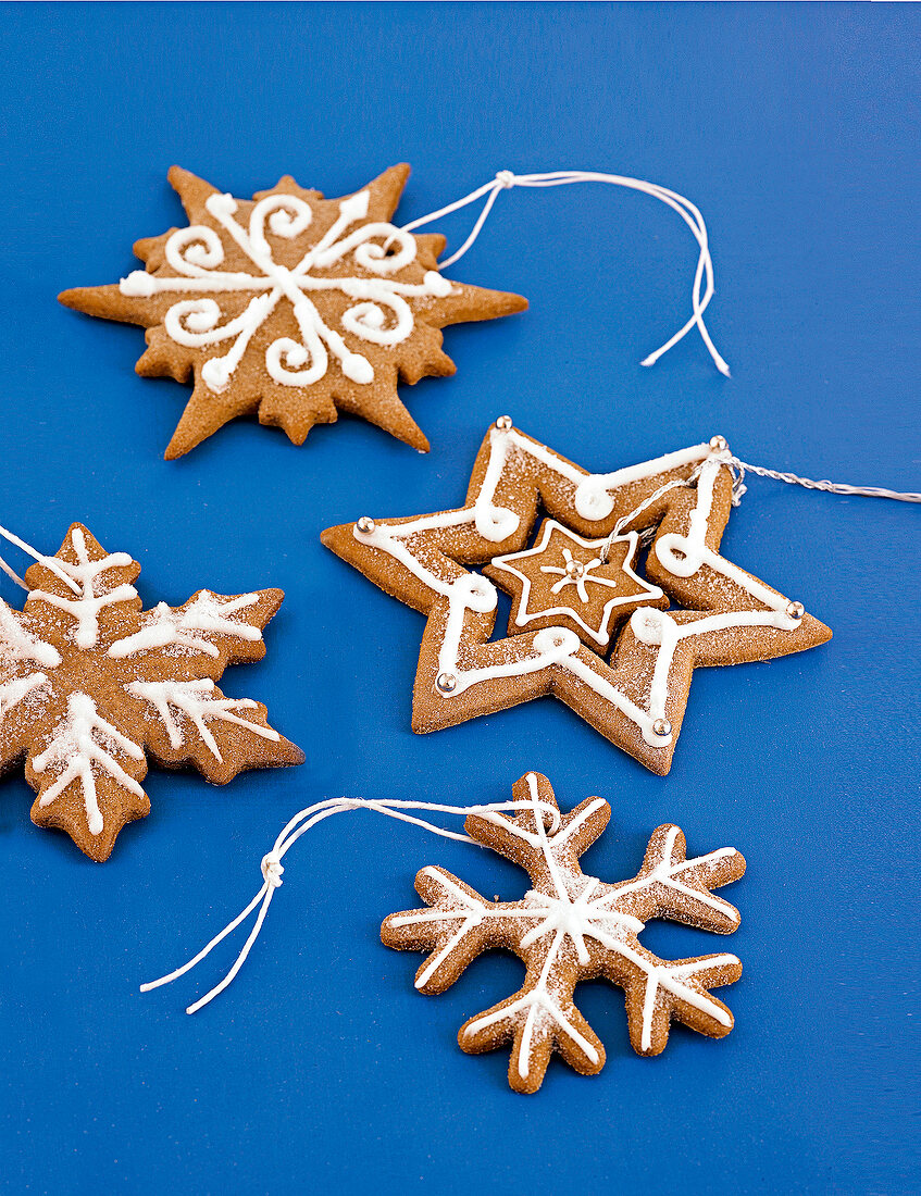 Lebkuchen-Anhänger mit Puderzucker guss bespritzt