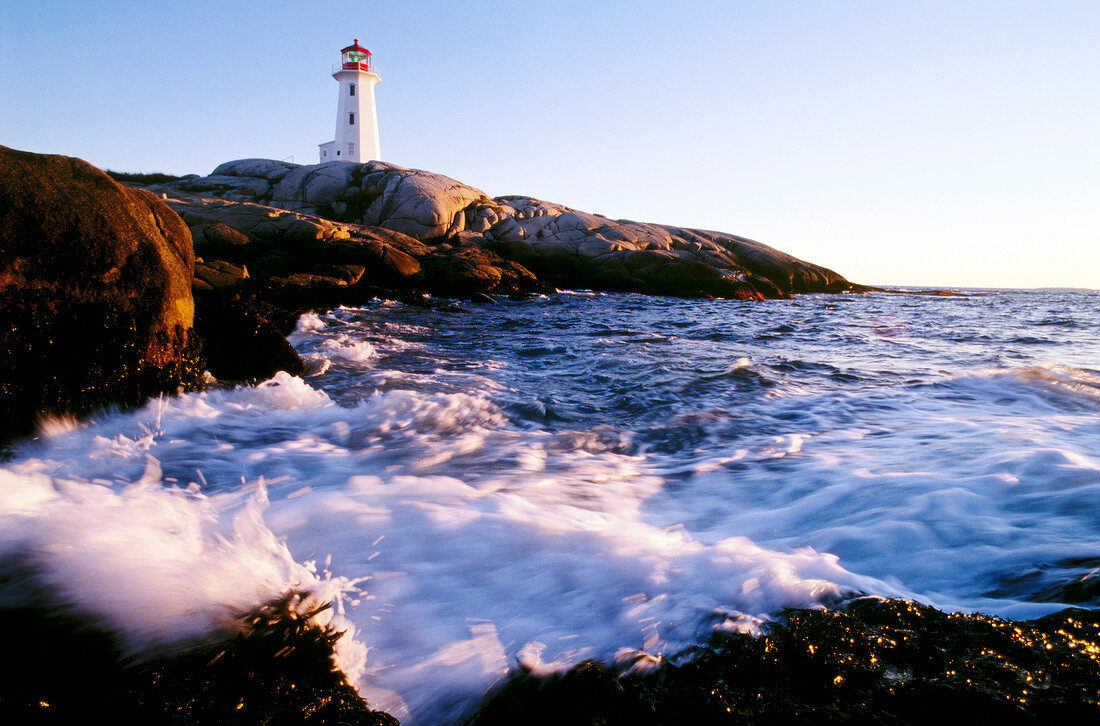 Leuchtturm an der Küste bei Peggy's Cove in Kanada