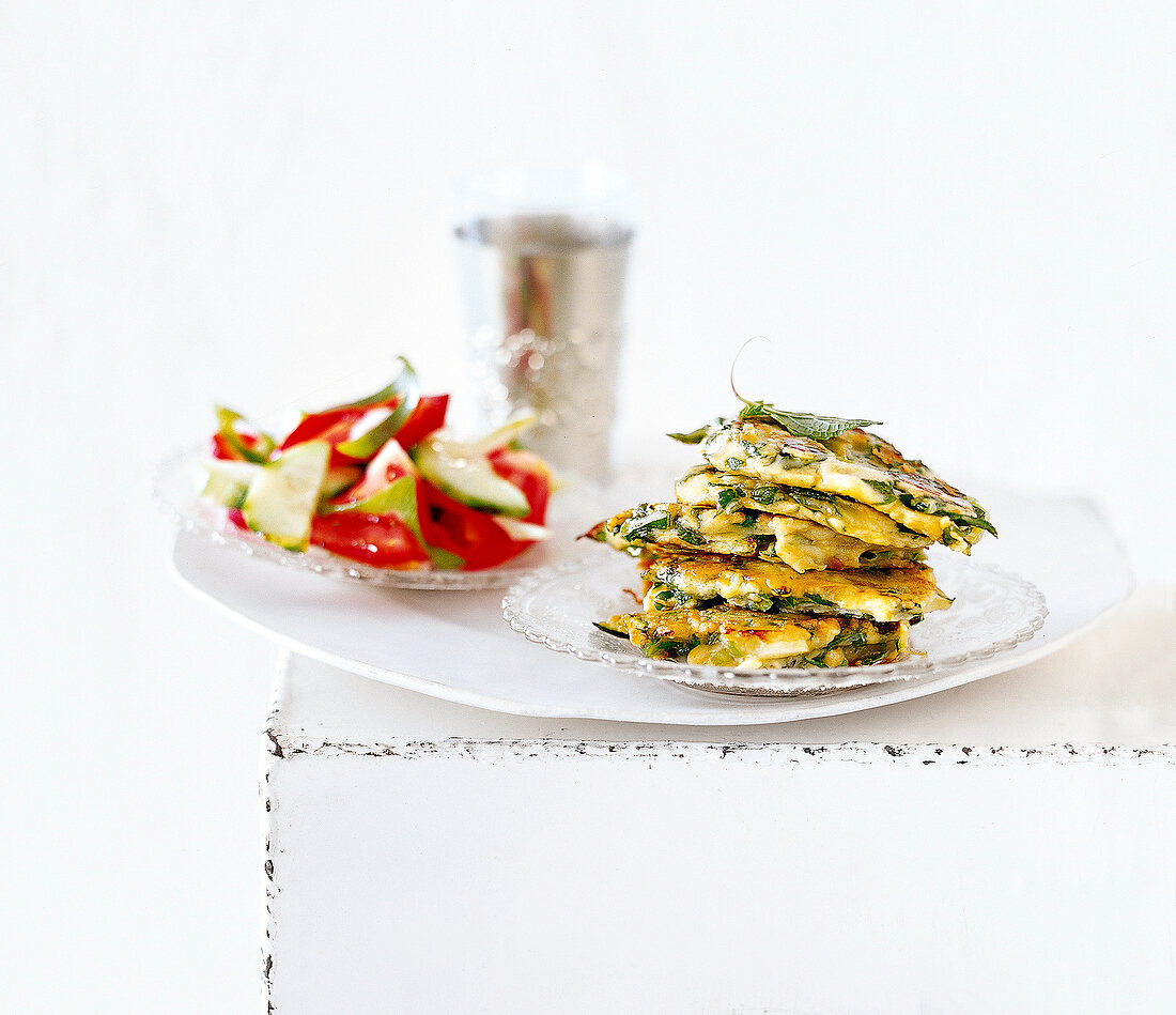 Zucchini-Puffer mit Hirtensalat, Mücver