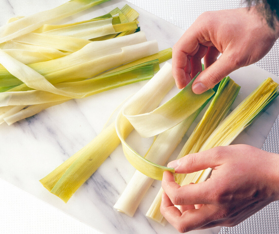 Separating leek leaves from each other
