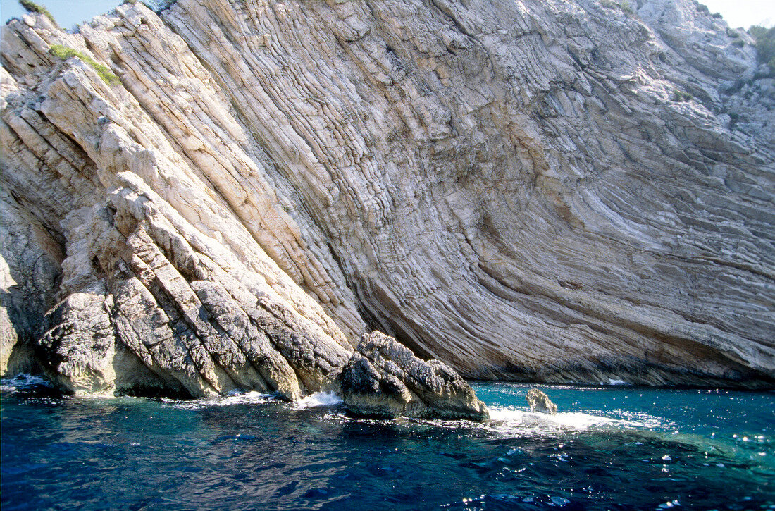 Felsen von der Blauen Grotte von Insel Bisevo in Kroatien