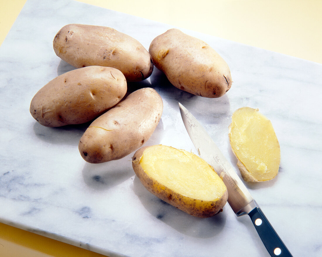 Gekochte Kartoffeln mit e. Küchen- messer längs halbieren, Step 1