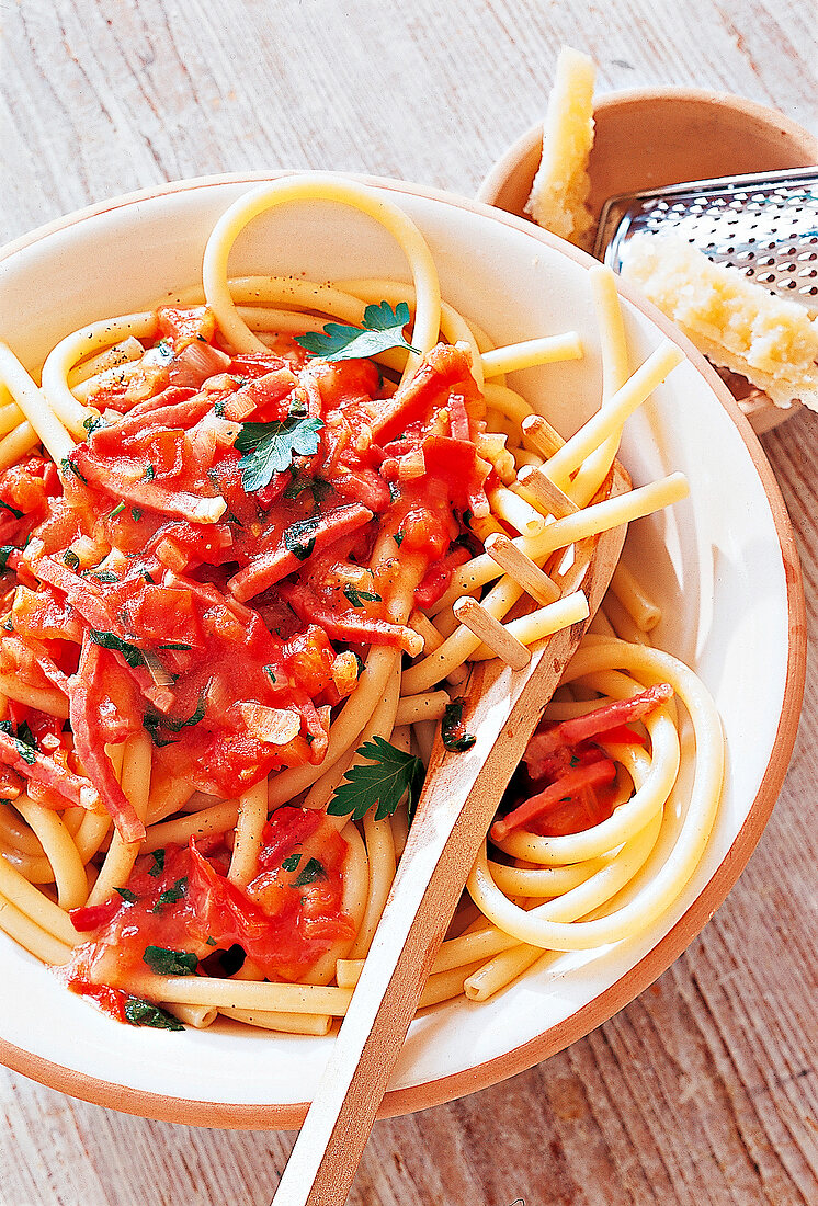 Bucatini mit Schinken-Tomaten-Sauce 