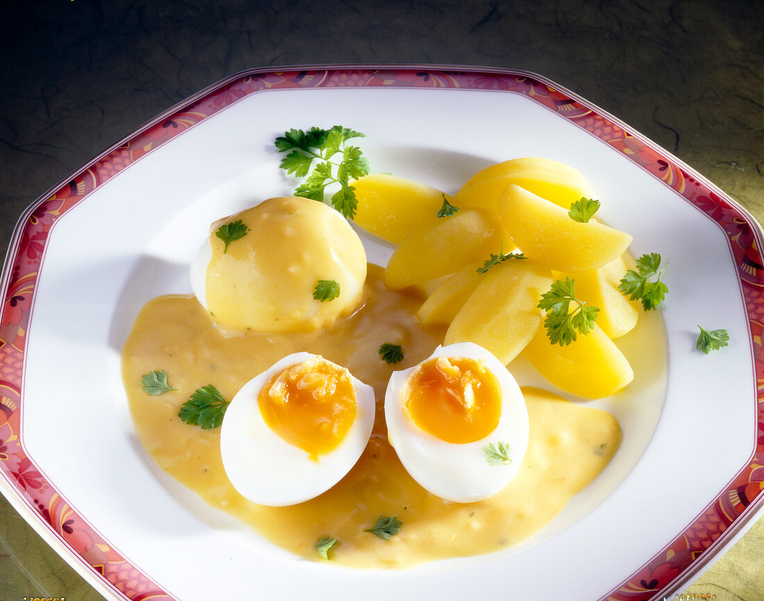 Klassische Senfsoße mit gekochten Eiern und Kartoffeln