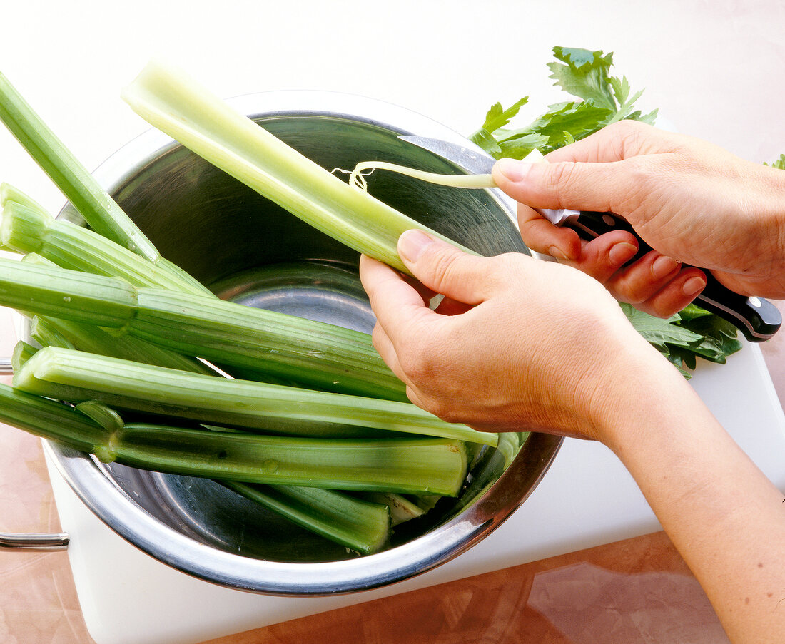 Step 2 zu Risotto mit Gemüse - Staudensellerie putzen