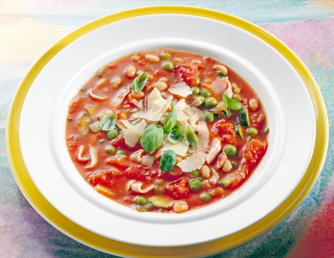 Tomaten-Zucchini-Suppe mit Basilkumblättchen.