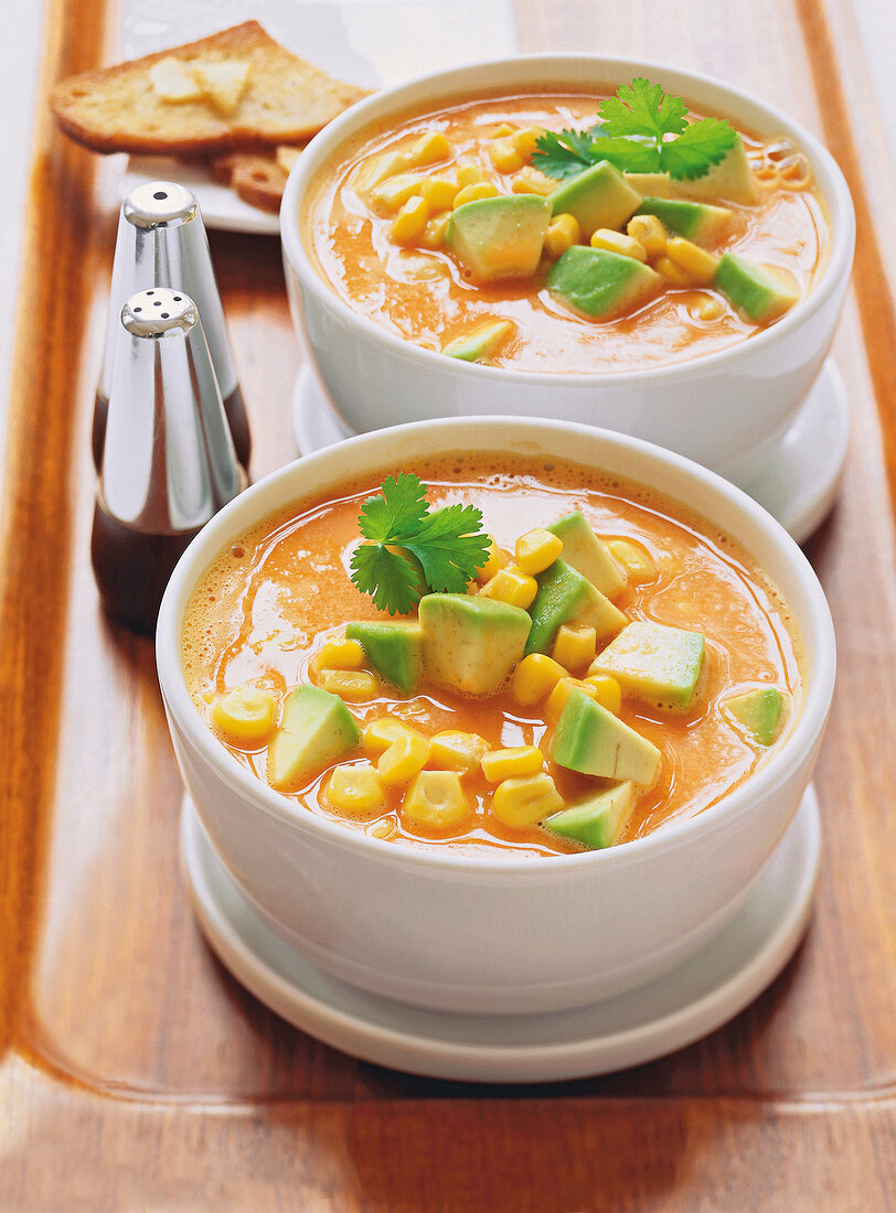 Tomatensuppe mit Mais und Avocado 