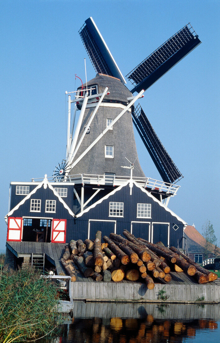 Landschaft: Windmühle am See, blauer Himmel.