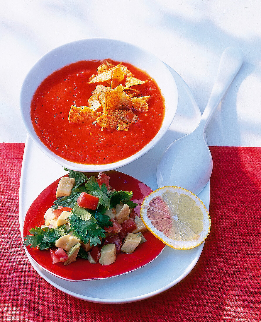 Chili-Tomatensuppe mit Avocado 