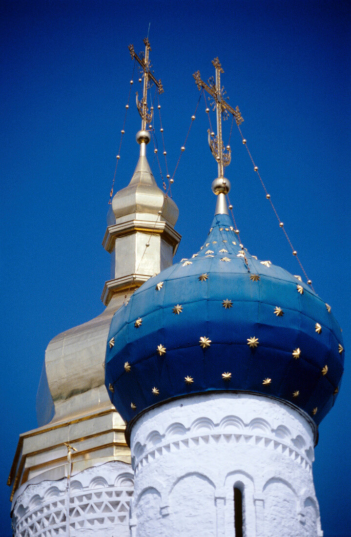 Goldene u. blaue Kuppeln einer orthodoxen Kirche in Russland